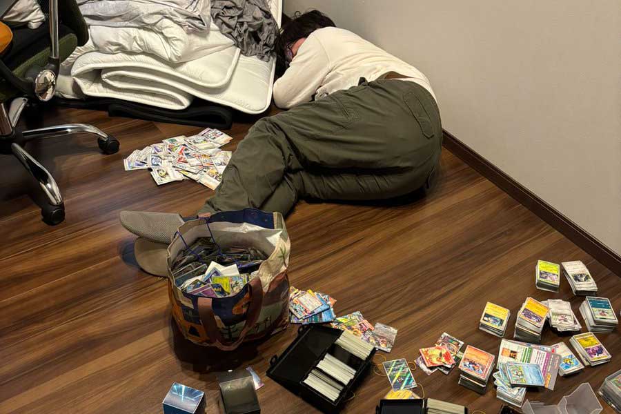 カードを整理している途中でそのまま眠ってしまった配偶者さん【写真提供:ジェーコ(@jeeeeeeeeeeko)さん】