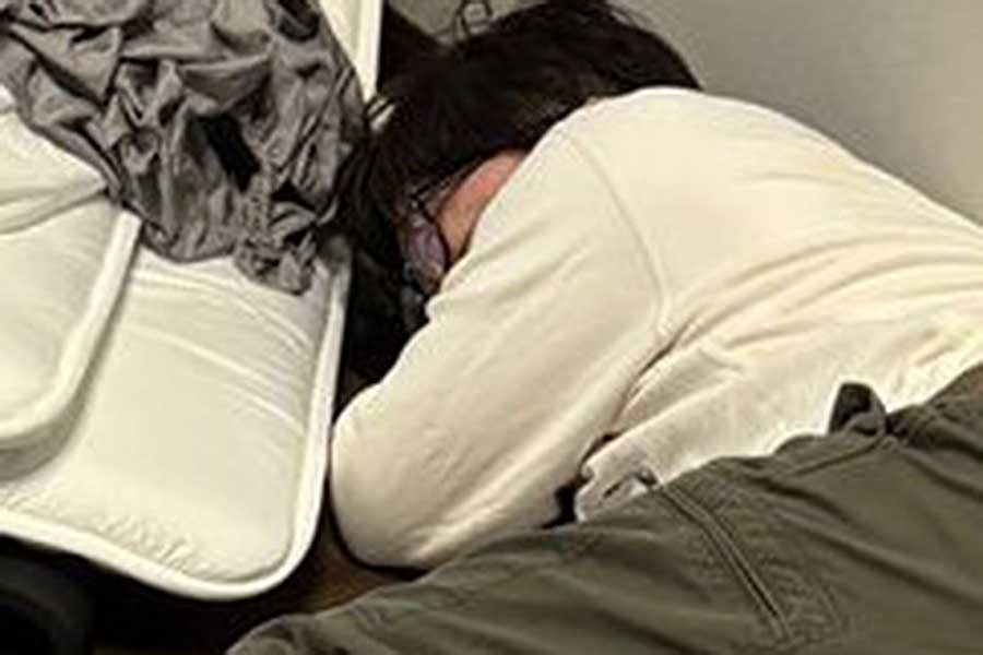 すやすやと眠る男性。その周囲は…【写真提供:ジェーコ(@jeeeeeeeeeeko)さん】