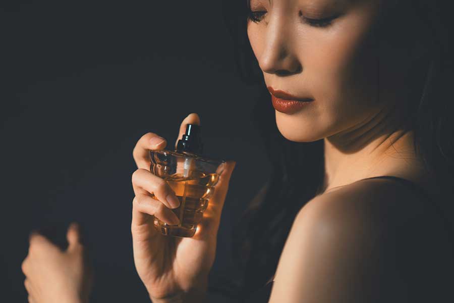きつめの香水をつけての利用はNG（写真はイメージ）【写真：PIXTA】