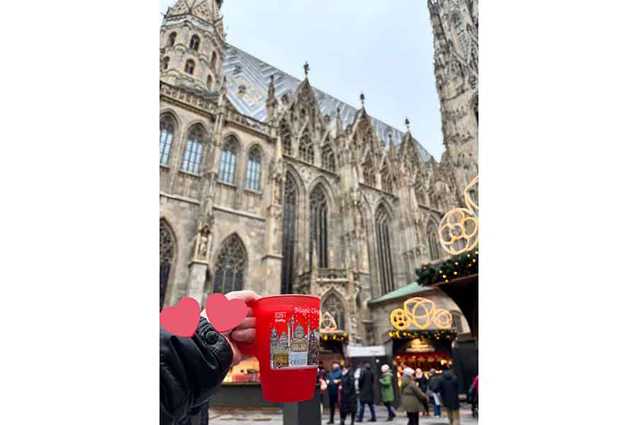 オーストリアでの一人旅を満喫する投稿者さん【写真提供:一人旅する大食い女(@sakurasolotra)さん】