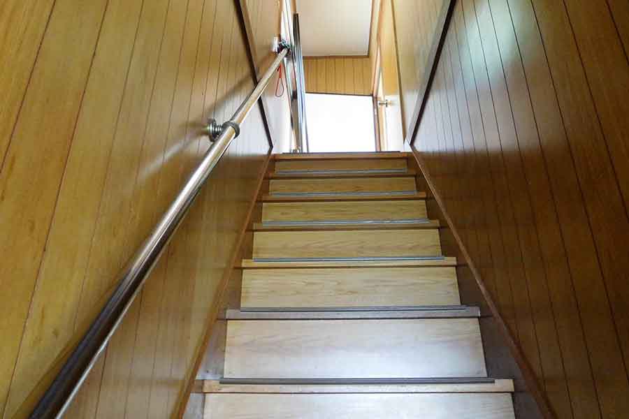 決して広くはない日本の民家の階段（写真はイメージ）【写真：写真AC】