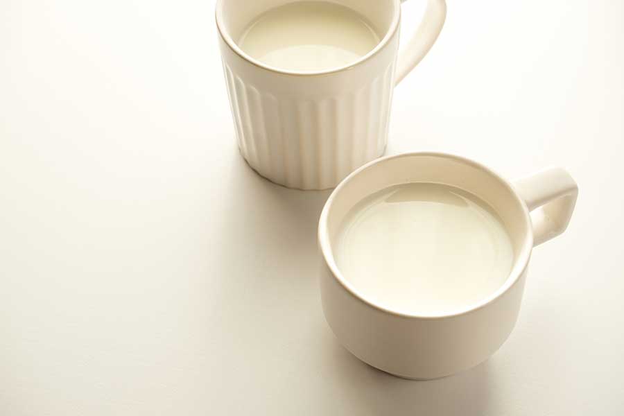 冷たい牛乳を電子レンジで温める際も注意が必要（写真はイメージ）【写真：写真AC】