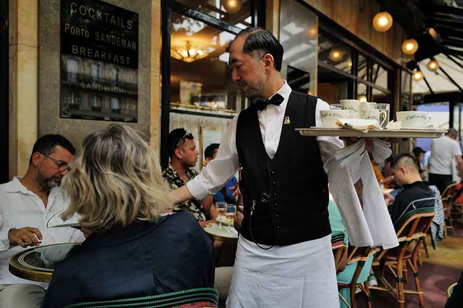パリの「カフェ・ド・フロール」初の外国人ギャルソンに任命された山下哲也さん【写真:Yusuke Kinaka】