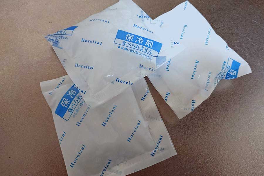 食べ物を持ち歩く時間などを考慮して添えられている保冷剤（写真はイメージ）【写真：写真AC】