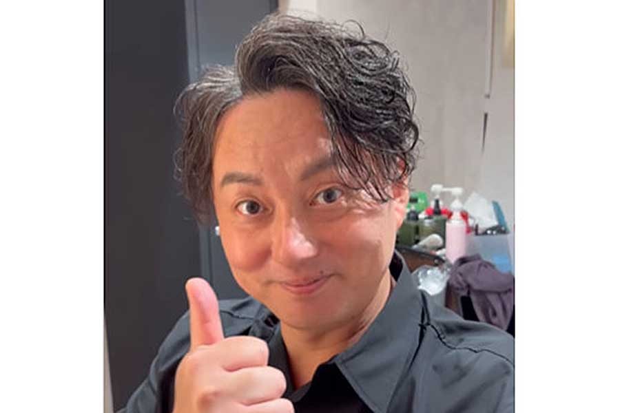 額を出し、動きのあるカールで大人の余裕を感じさせるスタイルへ（スクリーンショット）