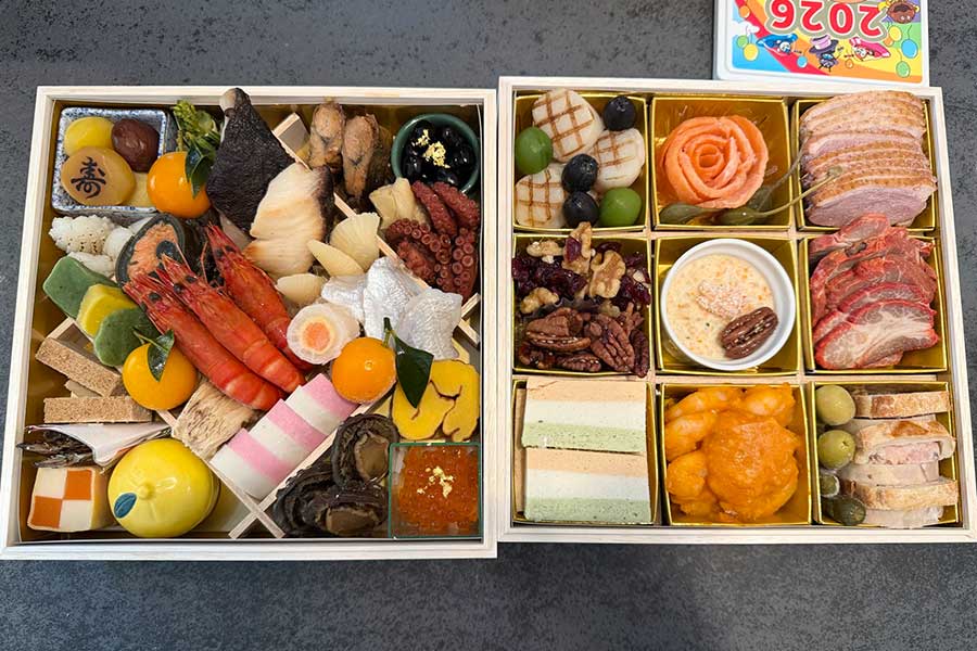 お正月に食べたというおせち料理。アンパンマンおせちも用意【写真提供：でこぽん2y+（@dekopon_chapa）さん】