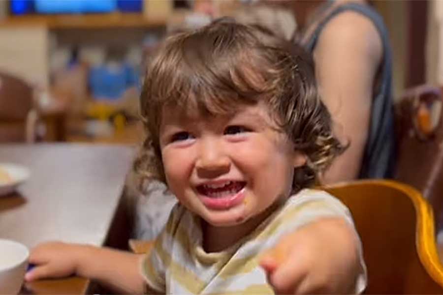 日本のデザートに興奮した、Amiさんの三男・ミオくん(スクリーンショット)