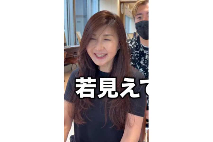 長めの前髪が特徴的な女性（スクリーンショット）