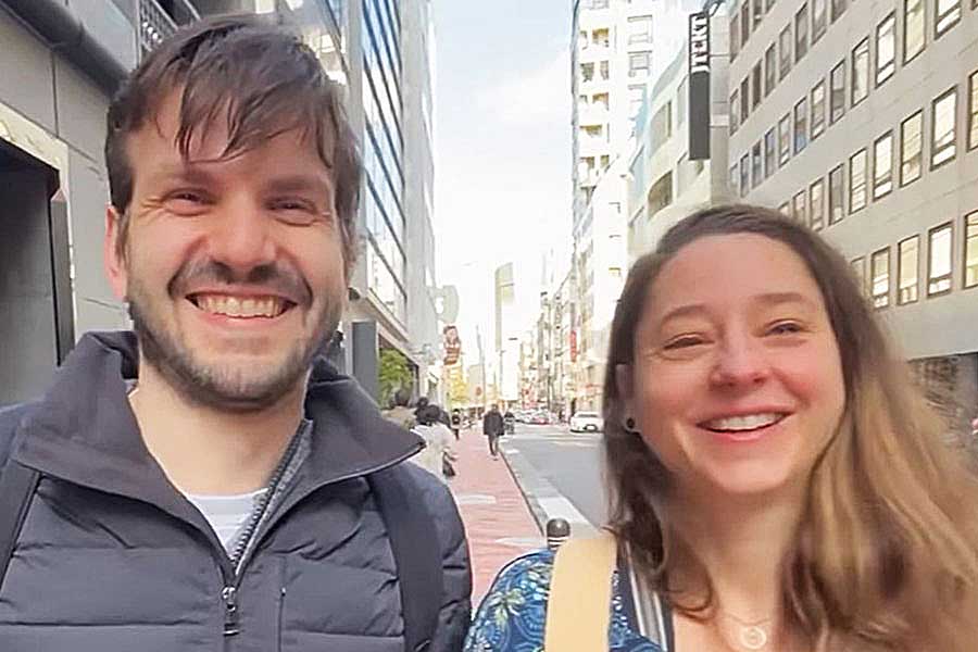 再訪日したフランス人の（左から）グウェンさんとジェレミーさん（スクリーンショット）