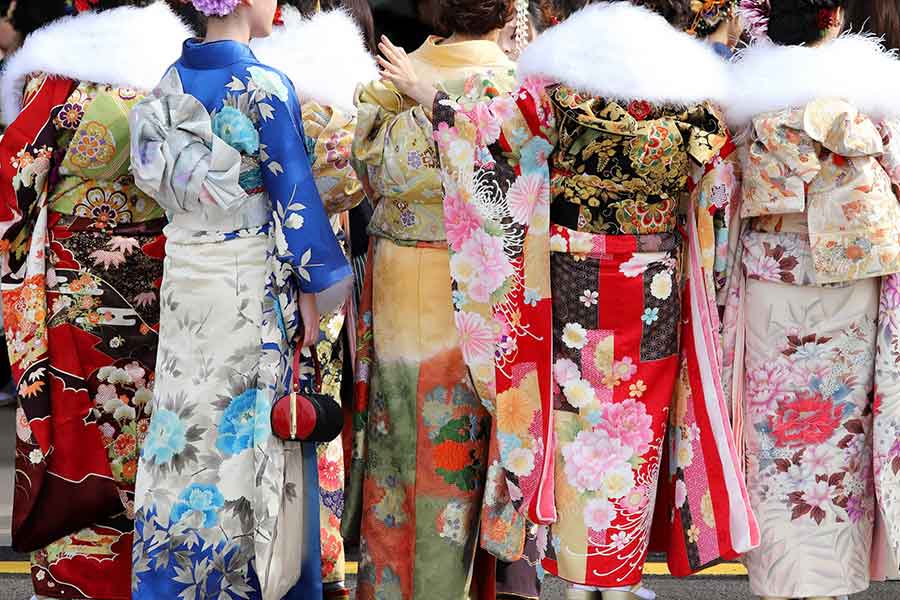 慣れない振袖でのトイレは悩みのひとつ(写真はイメージ)【写真:写真AC】