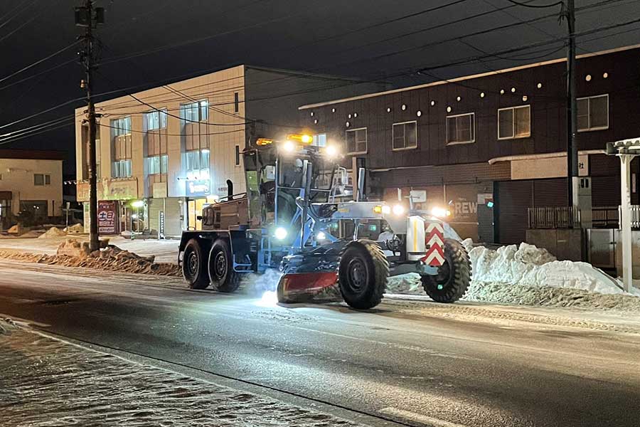 夜でも作業し続ける雪国の除雪車(写真はイメージ)【写真:写真AC】