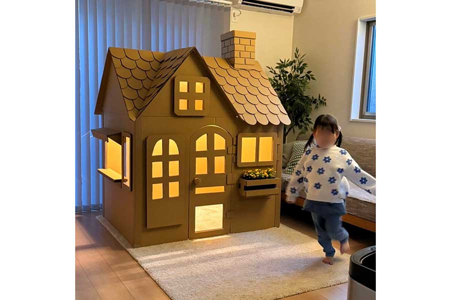 完成した段ボールハウス。窓から光が漏れ、まるで童話の世界のよう【写真提供:黒主くん(@kuronushi_)さん】