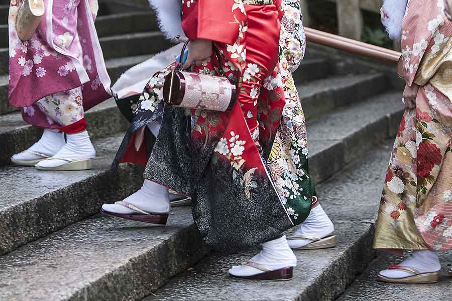 振袖姿での階段の上り下りには注意が必要(写真はイメージ)【写真:写真AC】