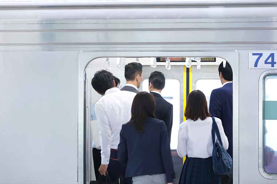 日本で電車に乗るときは頭をぶつけないように注意することも（写真はイメージ）【写真：PIXTA】