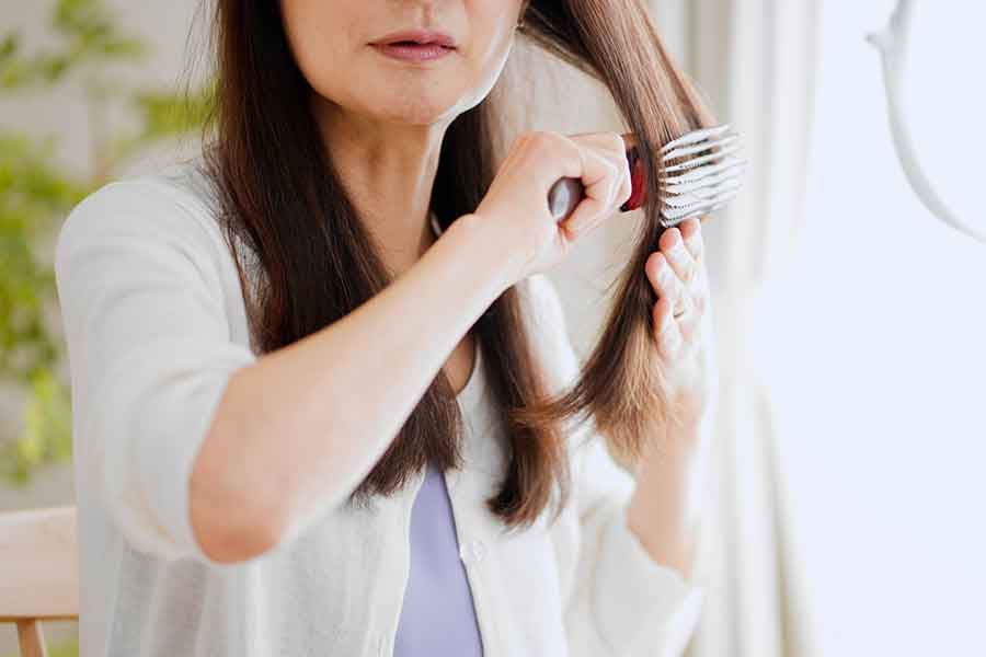 ヘアブラシに溜まった毛。ライフハックでの掃除には注意を（写真はイメージ）【写真：PIXTA】