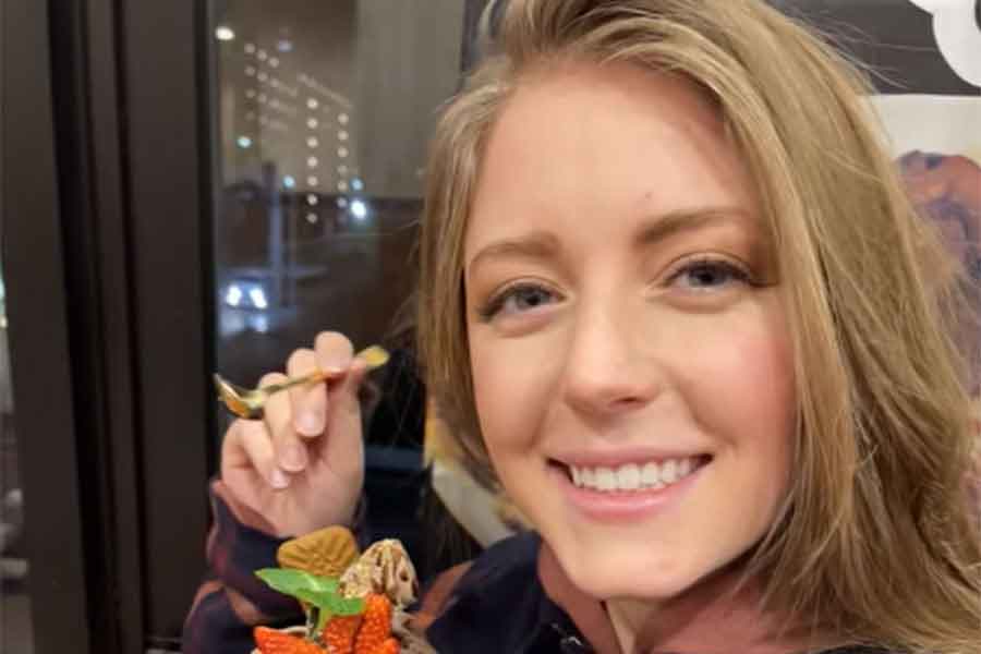 日本を満喫するアメリカ人YouTuberジェイソンさんの妻・リネルさん(スクリーンショット)