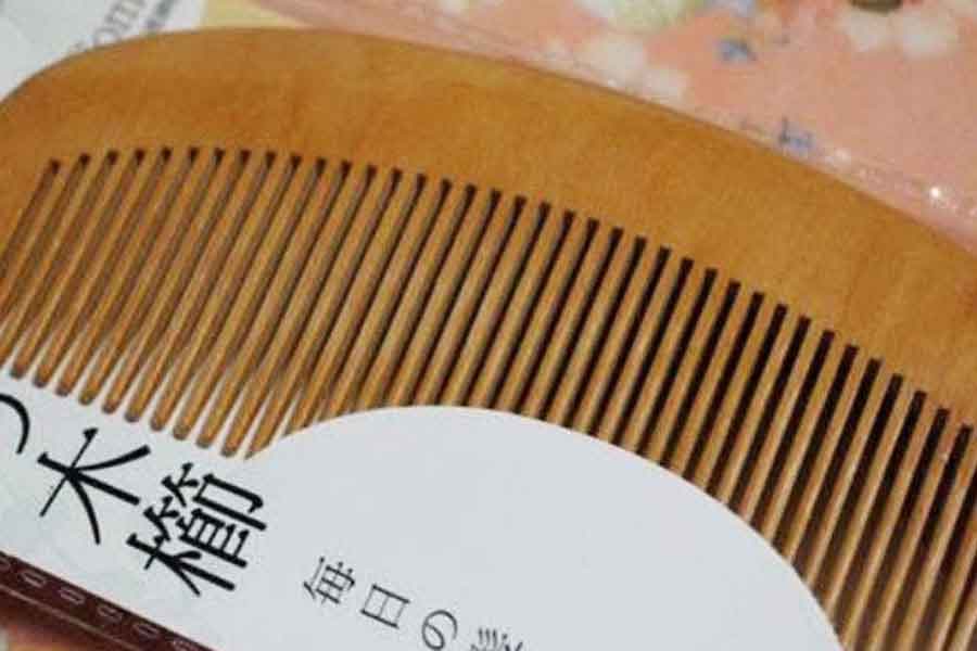 100円ショップに売っていた桃の木櫛【写真提供:恋鞠堂(@koimarido)さん】
