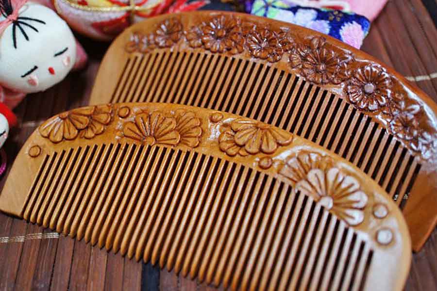 100円ショップの桃の木櫛を彫って椿油に漬けてアレンジ【写真提供：恋鞠堂（@koimarido）さん】