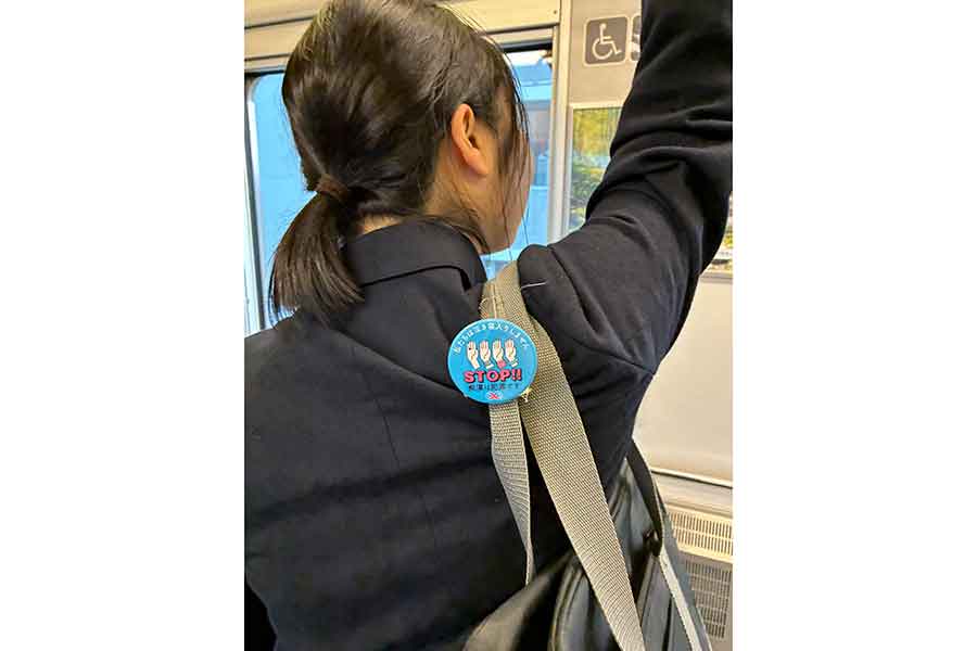 カバンなどの持ち手の部分につけると効果的な痴漢抑止バッジ【写真提供：一般社団法人痴漢抑止活動センター】