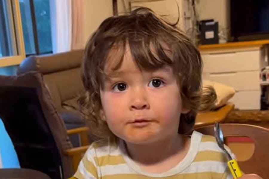 日本で食欲を爆発させるソノくん（スクリーンショット）