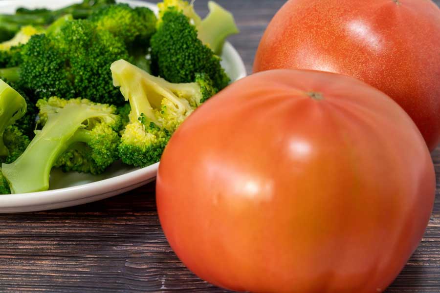 ブロッコリーやトマトは、納豆に少ないビタミンCを補える（写真はイメージ）【写真：写真AC】