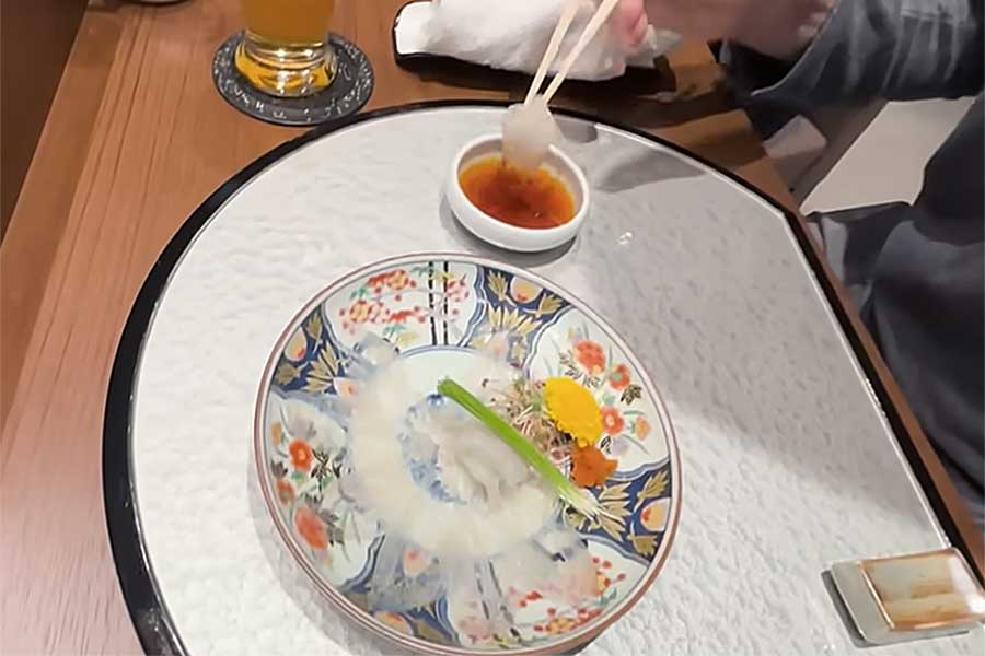 きれいに皿に並べられたフグ刺し（スクリーンショット）