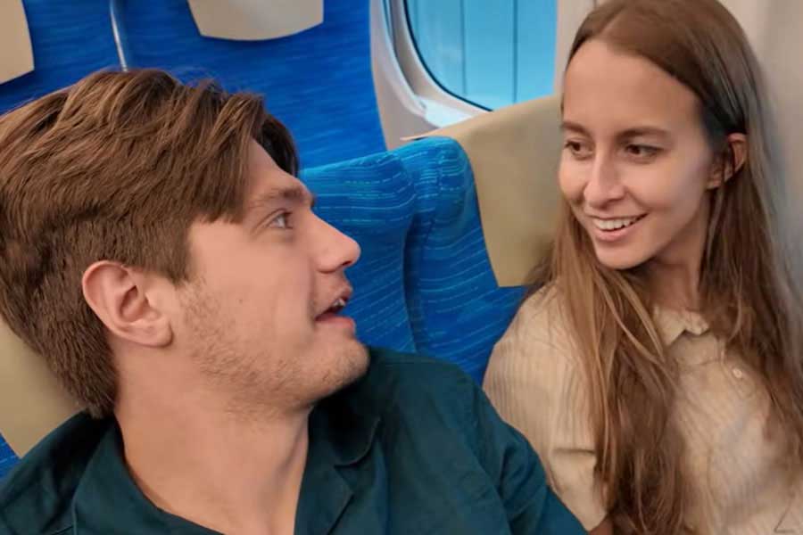 新幹線の快適さに驚く（左から）スペンサーさんとアレックスさん（スクリーンショット）