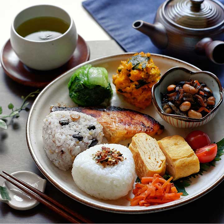 ヘルシーな食事に合うのはお茶（写真はイメージ）【写真：写真AC】