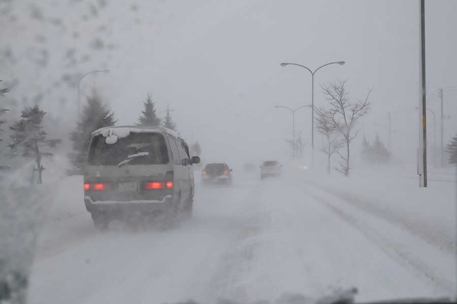 ノーマルタイヤでの雪道走行は法令違反（写真はイメージ）【写真：写真AC】