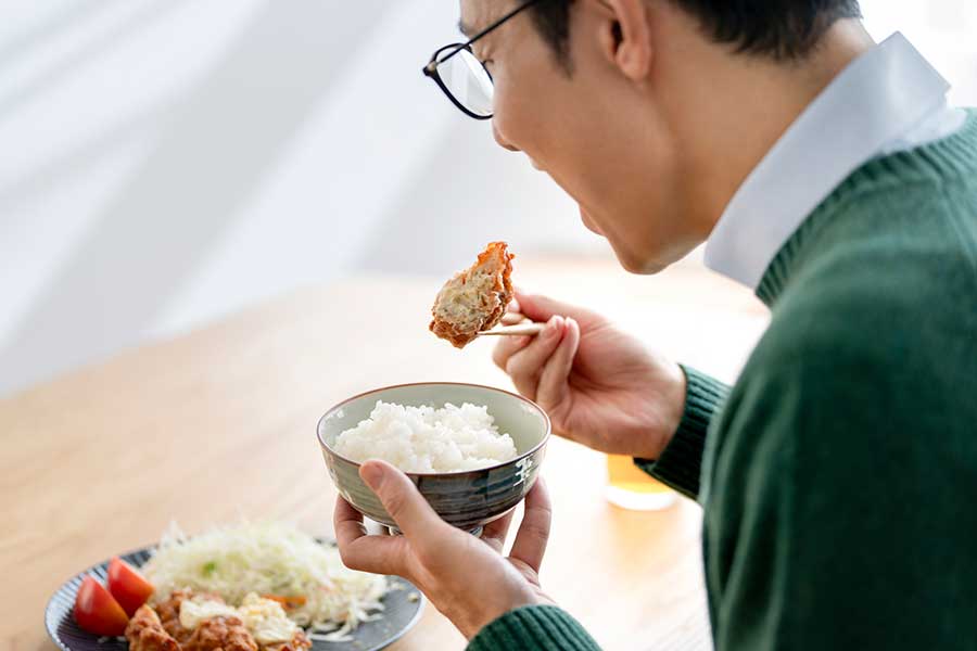 家族の分まで食べてしまう「食い尽くし」行動。医学的にはどう考えるべきか(写真はイメージ)【写真:PIXTA】