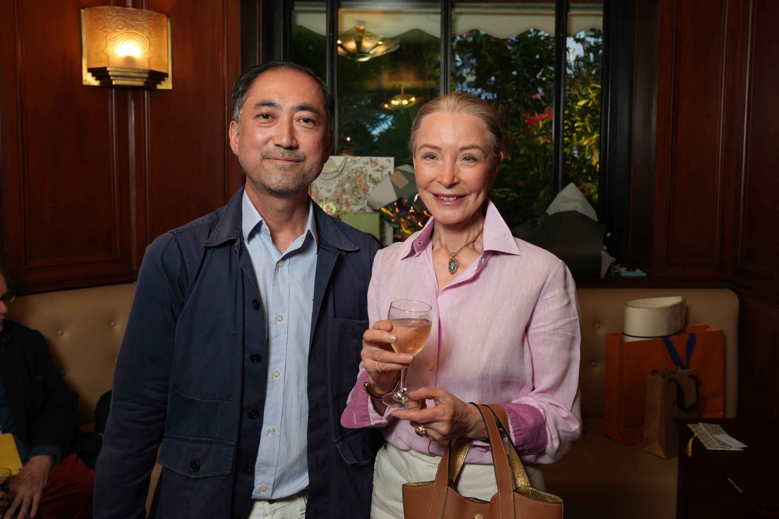 常連のマダムと“外国人初”のギャルソンとなった山下哲也さん【写真：Yusuke Kinaka】