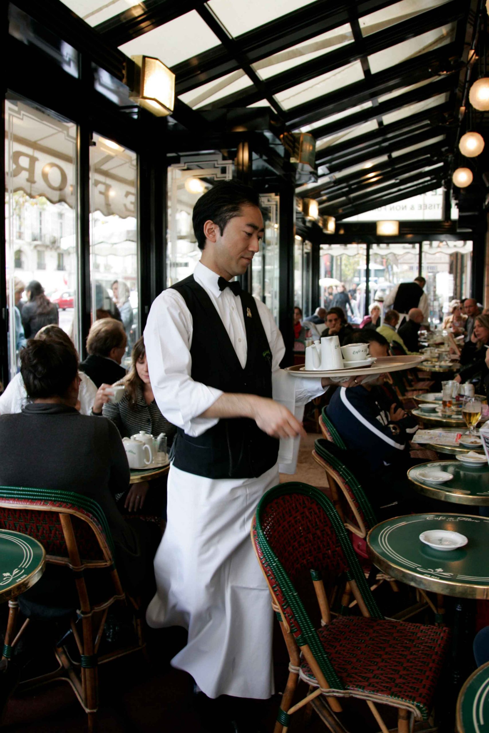カフェ・ド・フルールでギャルソンを務める山下さん【写真：Ryusuke HAYASHI】