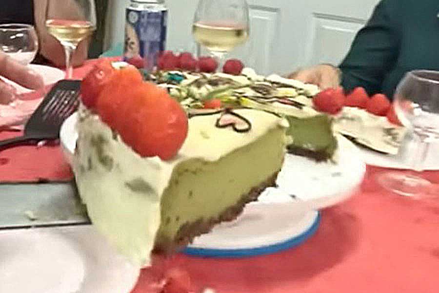 抹茶のチーズケーキを大絶賛（スクリーンショット）