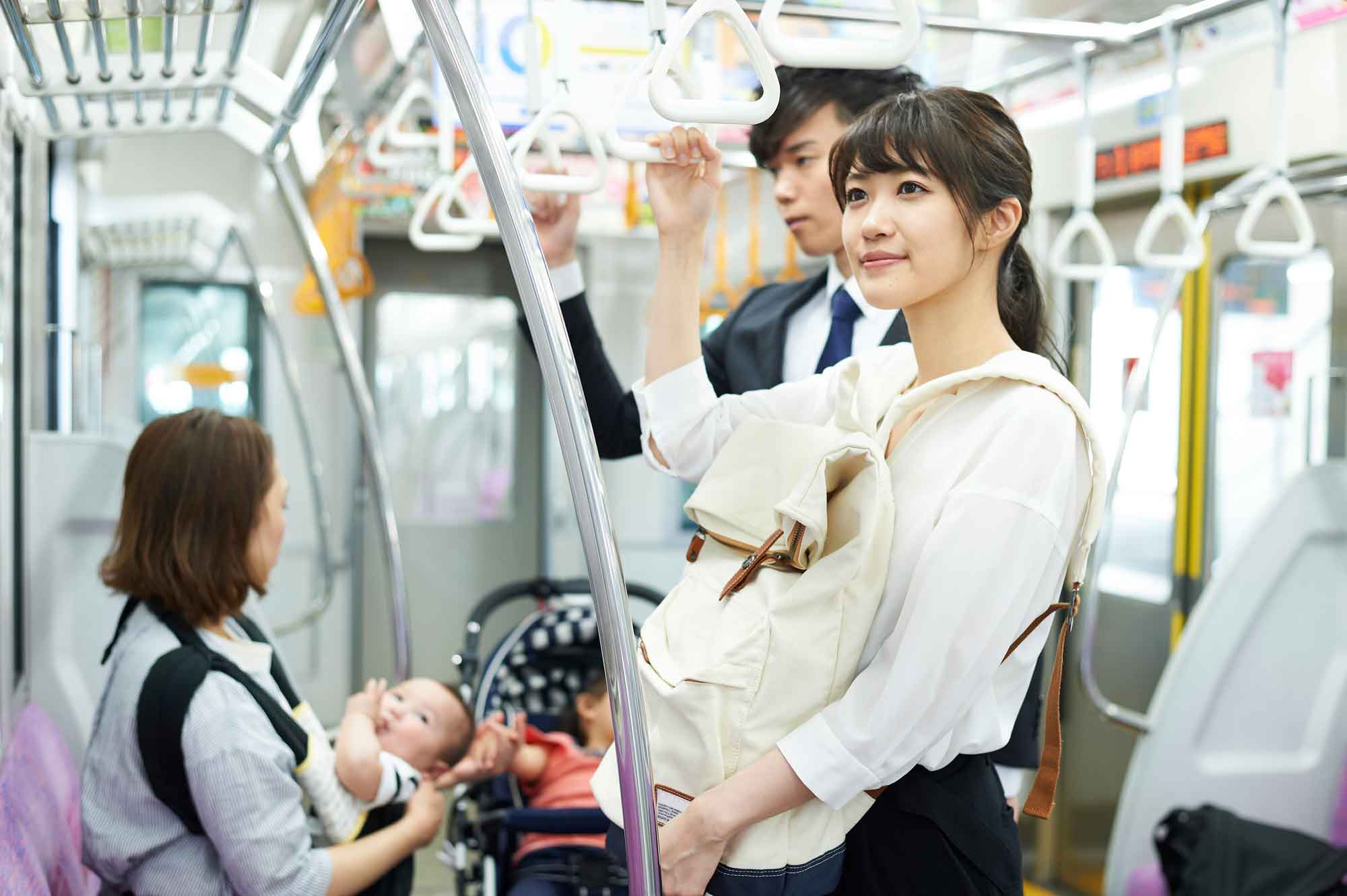 電車内では荷物を体の前で抱えるのが“暗黙のルール”とされている（写真はイメージ）【写真：PIXTA】