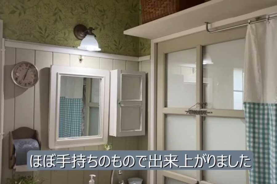 白色で統一され、照明の効果で明るくなった洗面スペース（スクリーンショット）