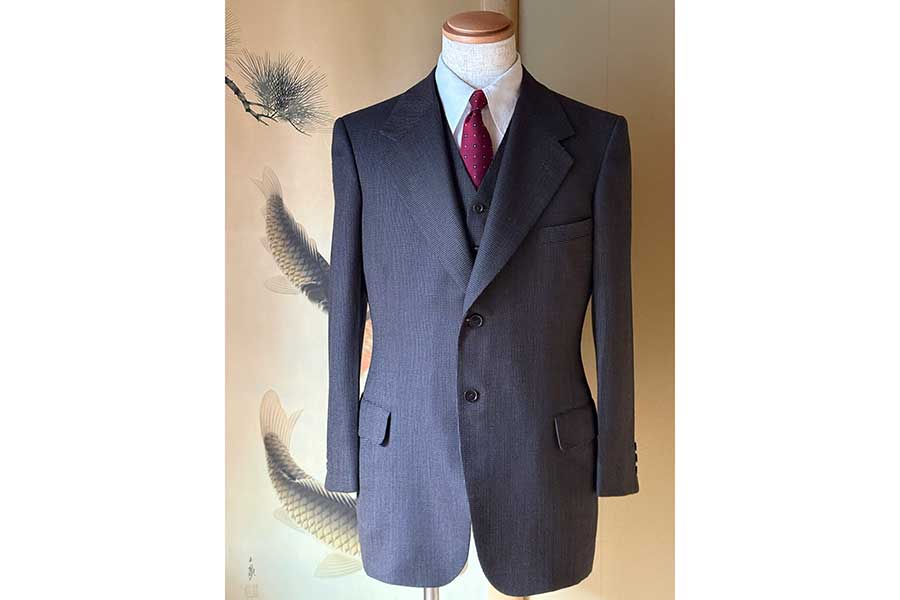 たたむ前の背広。持ち運びの際は折ジワなどが気になることも【写真提供：灰田かつれつ（@Haidacutlet）さん】