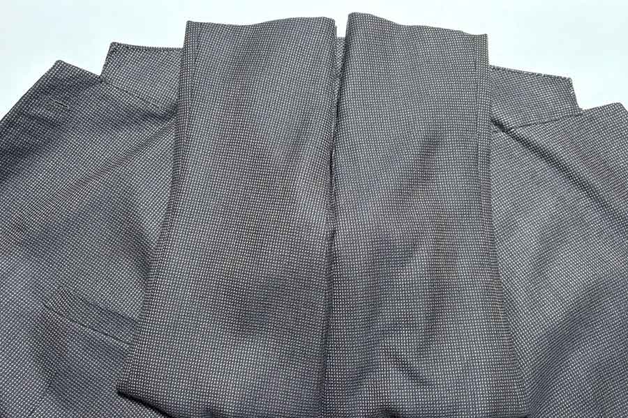 袖は上襟から少し出るように折るのがポイント【写真提供：灰田かつれつ（@Haidacutlet）さん】