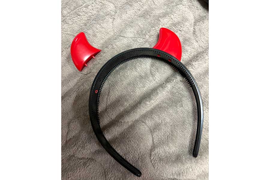 壊れた赤いツノのカチューシャ【写真提供：teem ABC 1202 Zepp1/28（@yuki19911202）さん】