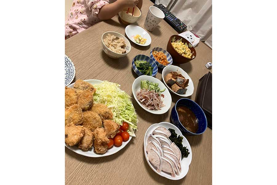 さばいたアオザメを使った料理で彩られた食卓【写真提供：Tomoki（yari_yosa）さん】