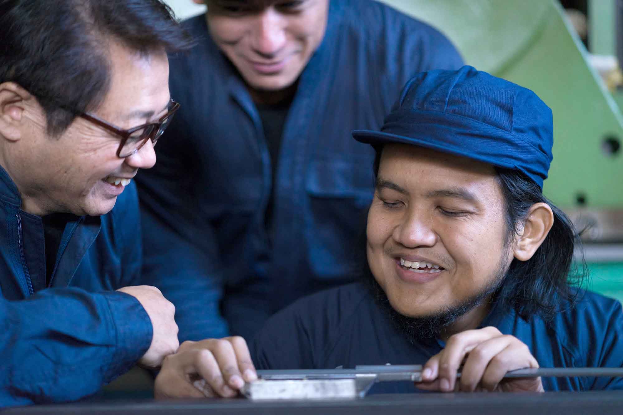 日本人で働く外国人（写真はイメージ）【写真：PIXTA】