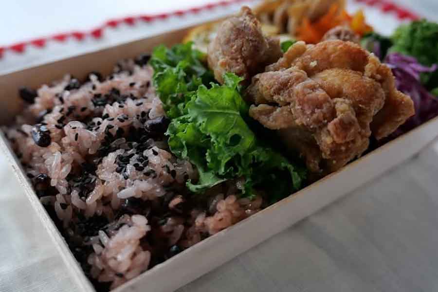 滝沢さんが新しいカメラで撮影した弁当（スクリーンショット）