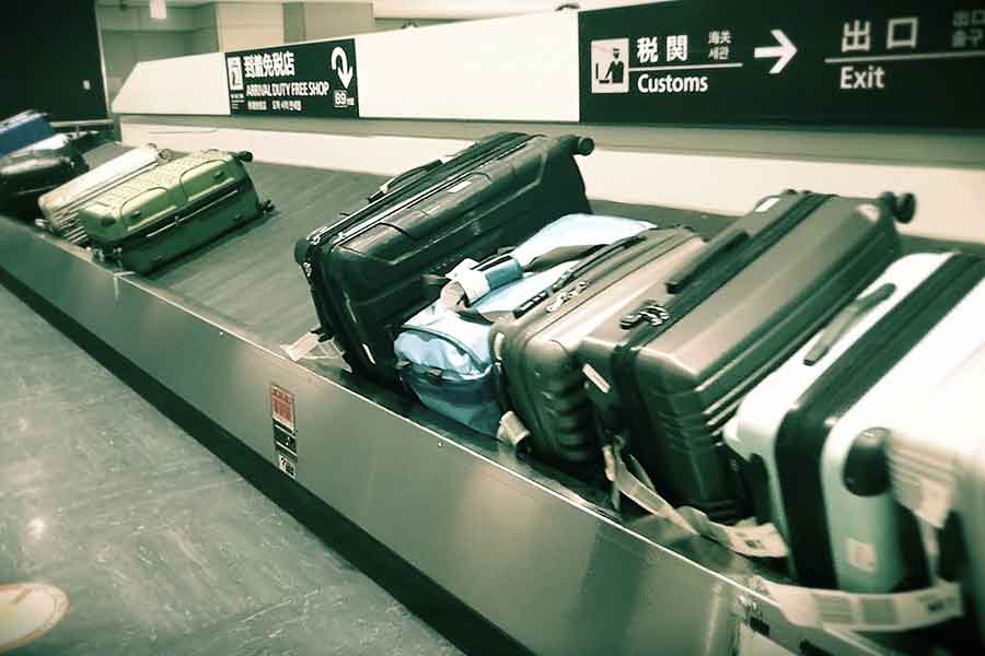 丁寧に扱い、取りやすいように持ち手の向きをそろえて荷物が流れる日本の空港（写真はイメージ）【写真：写真AC】