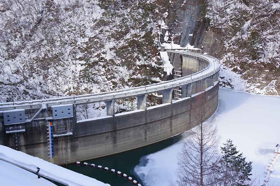雪に覆われた、冬の鳴子ダム【写真：PIXA】