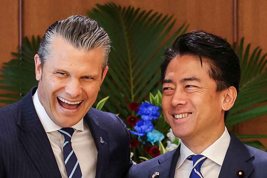 アメリカのピート・ヘグセス米国防長官と小泉進次郎防衛相【写真：Aflo】