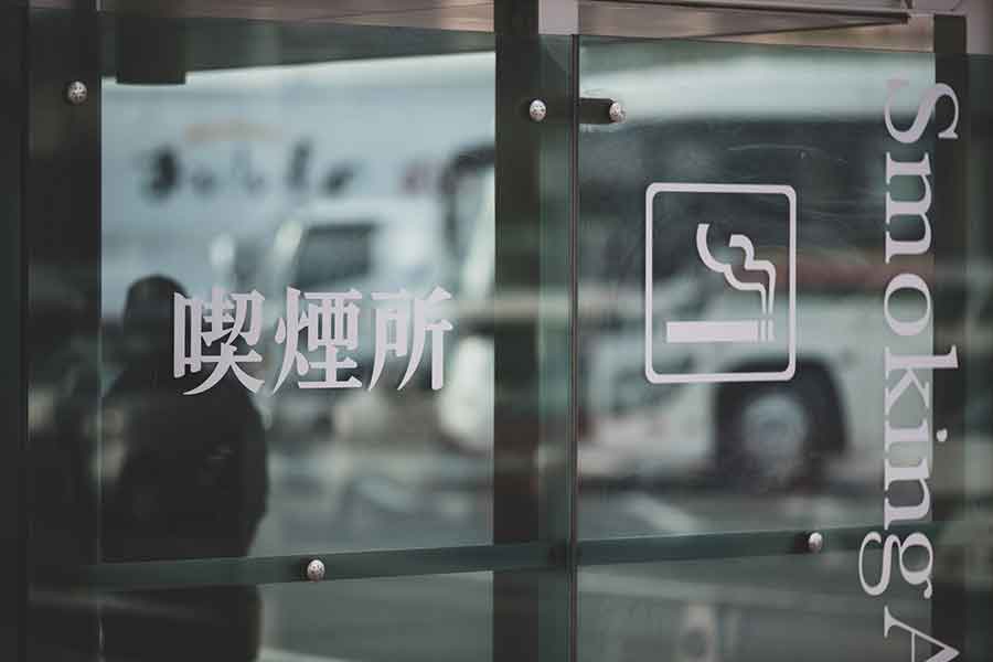 きちんと決められた喫煙所でタバコを吸う（写真はイメージ）【写真：写真AC】