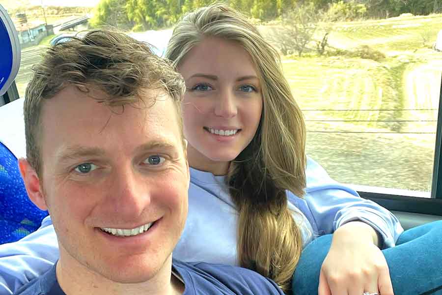 日本旅行を楽しむアメリカ人YouTuberのジェイソンさんと妻・リネルさん（スクリーンショット）