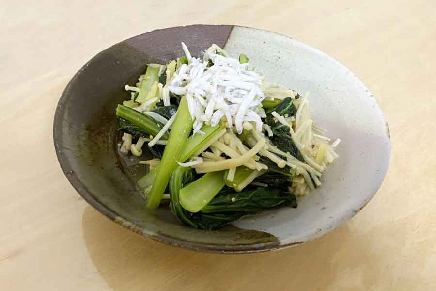 小松菜の豊富なカルシウムと相性が良いのは、ビタミンDを含むシラスなど魚介や乾燥キノコ類（写真はイメージ）【写真：写真AC】