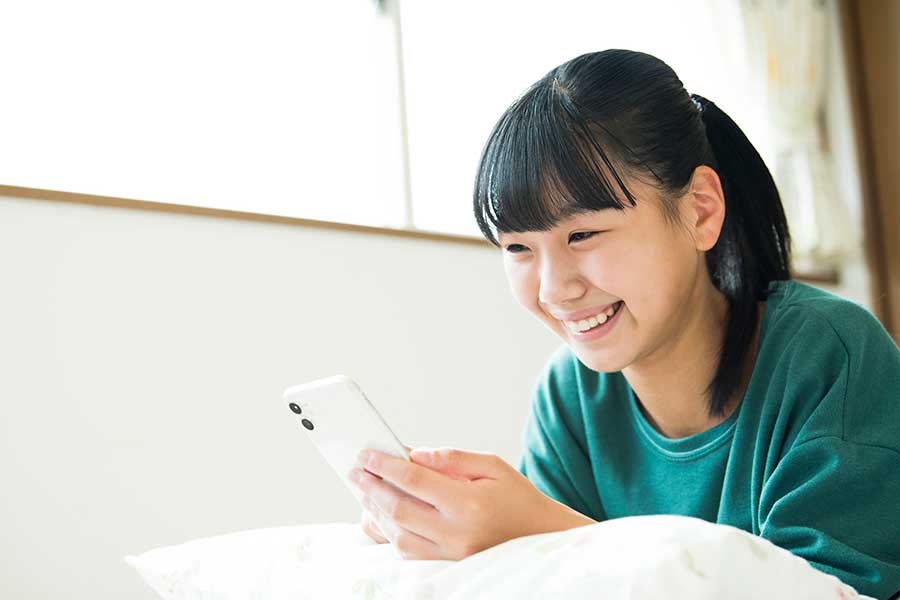 子どものスマホ所持。日米で違いは？（写真はイメージ）【写真：PIXTA】
