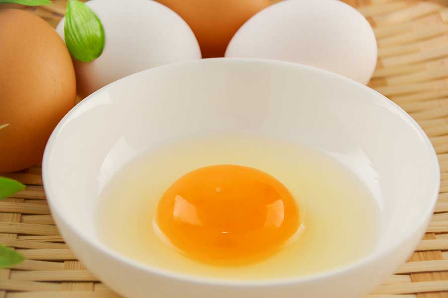日本では日常的に食べられている生卵（写真はイメージ）【写真：写真AC】