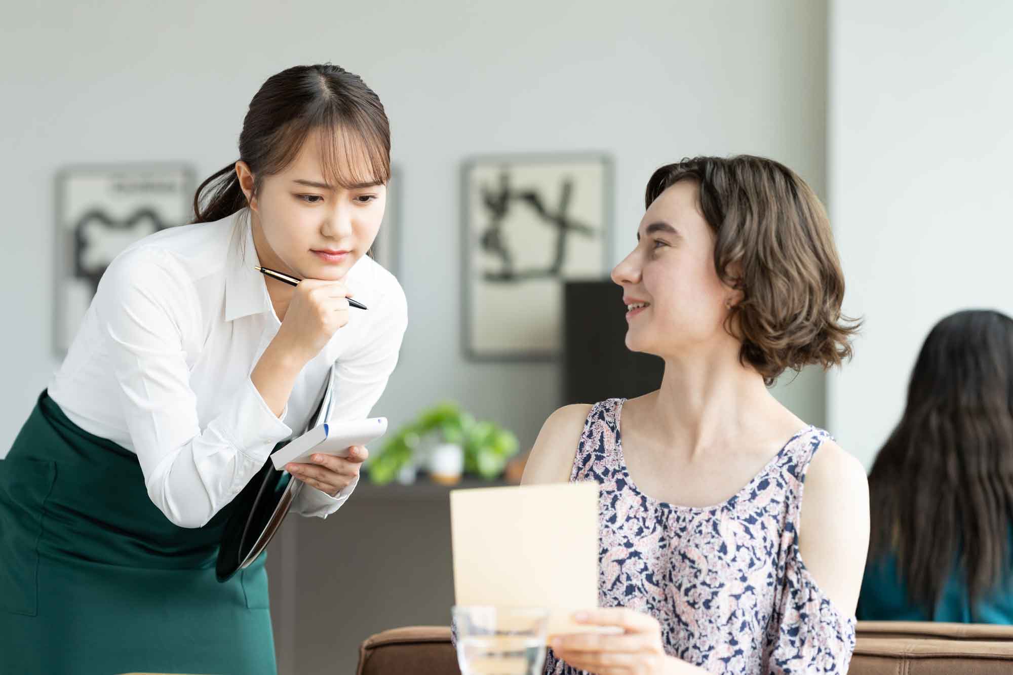 レストランやホテルなどで英語が通じず、困った場面が多かったそう（写真はイメージ）【写真：PIXTA】